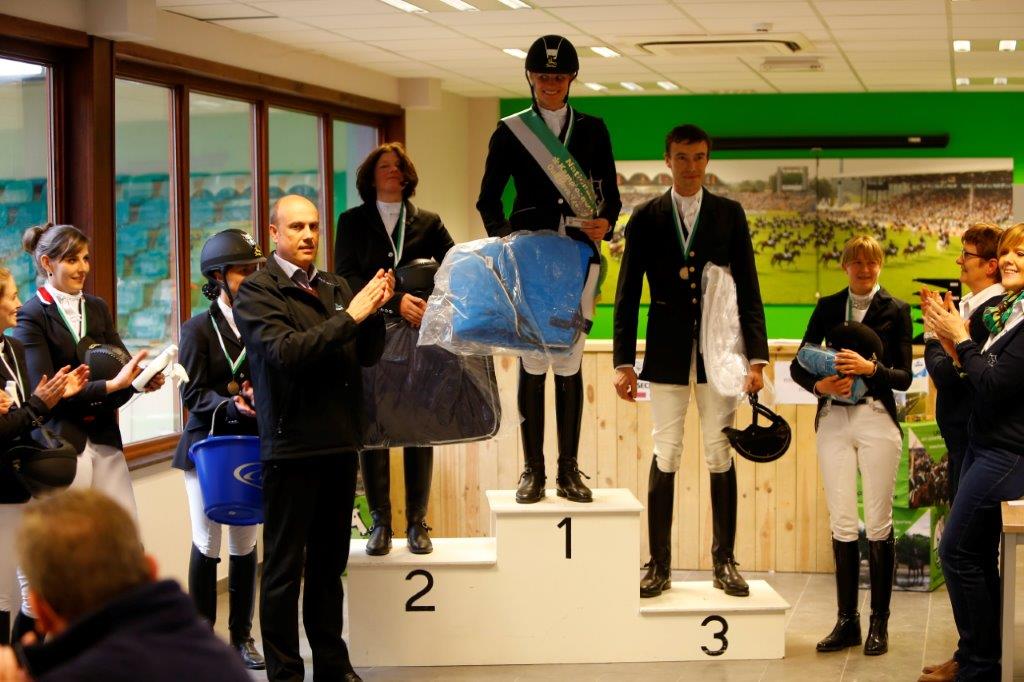 Annelies Van Looveren is allereerste Nationale Indoor-dressuurkampioene van LRV