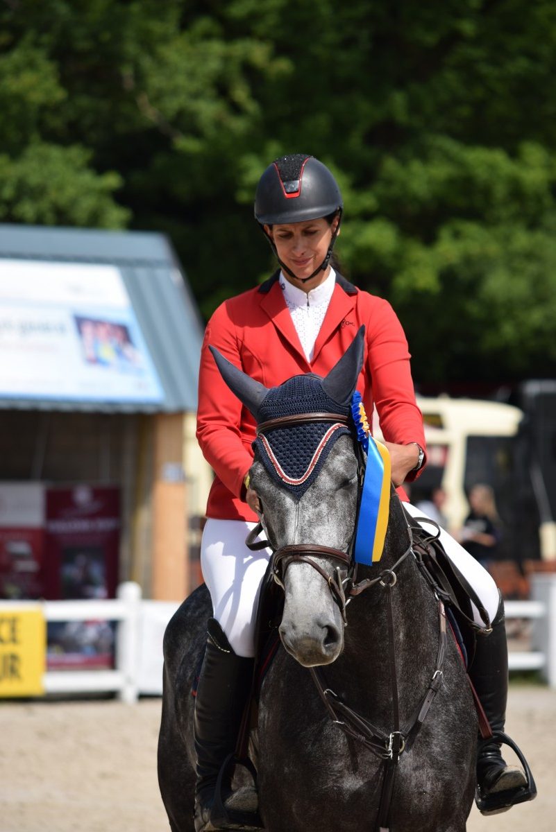 Virginie Thonon wint de troosting voor vijfjarige paarden te Gesves met haar Z-product