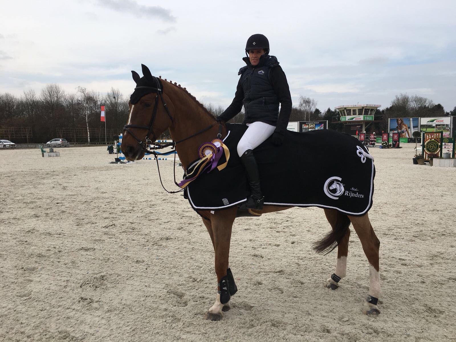 Chaouki Rijnders met twee paarden op het podium in Lier