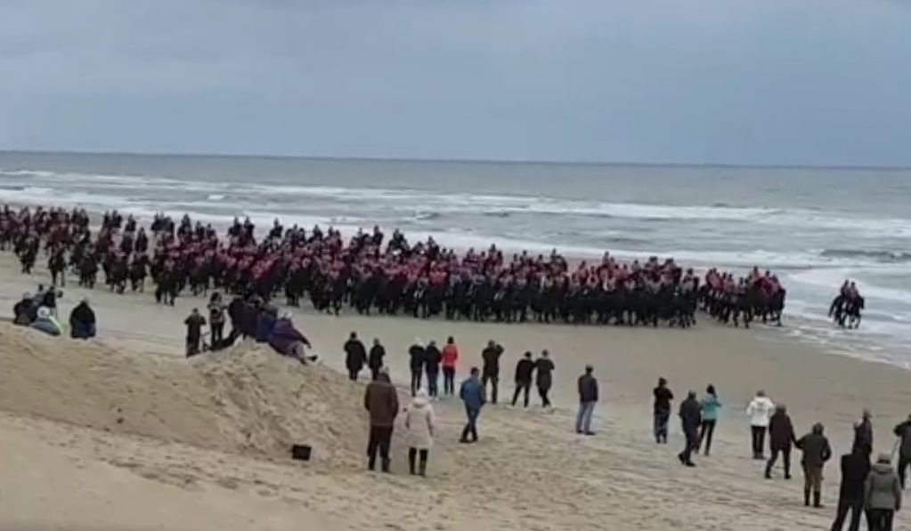 Ruim 450 Friezen verzamelen voor megastrandrit  Callantsoog