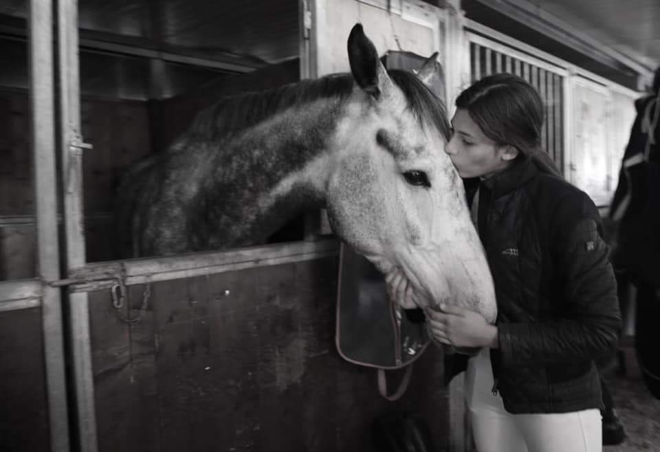 De COVID 19- ervaring van Italiaanse junior Catarina: "Vraag aan de stal eigenaar om je dagelijks foto's te sturen van je paard, dat helpt!"