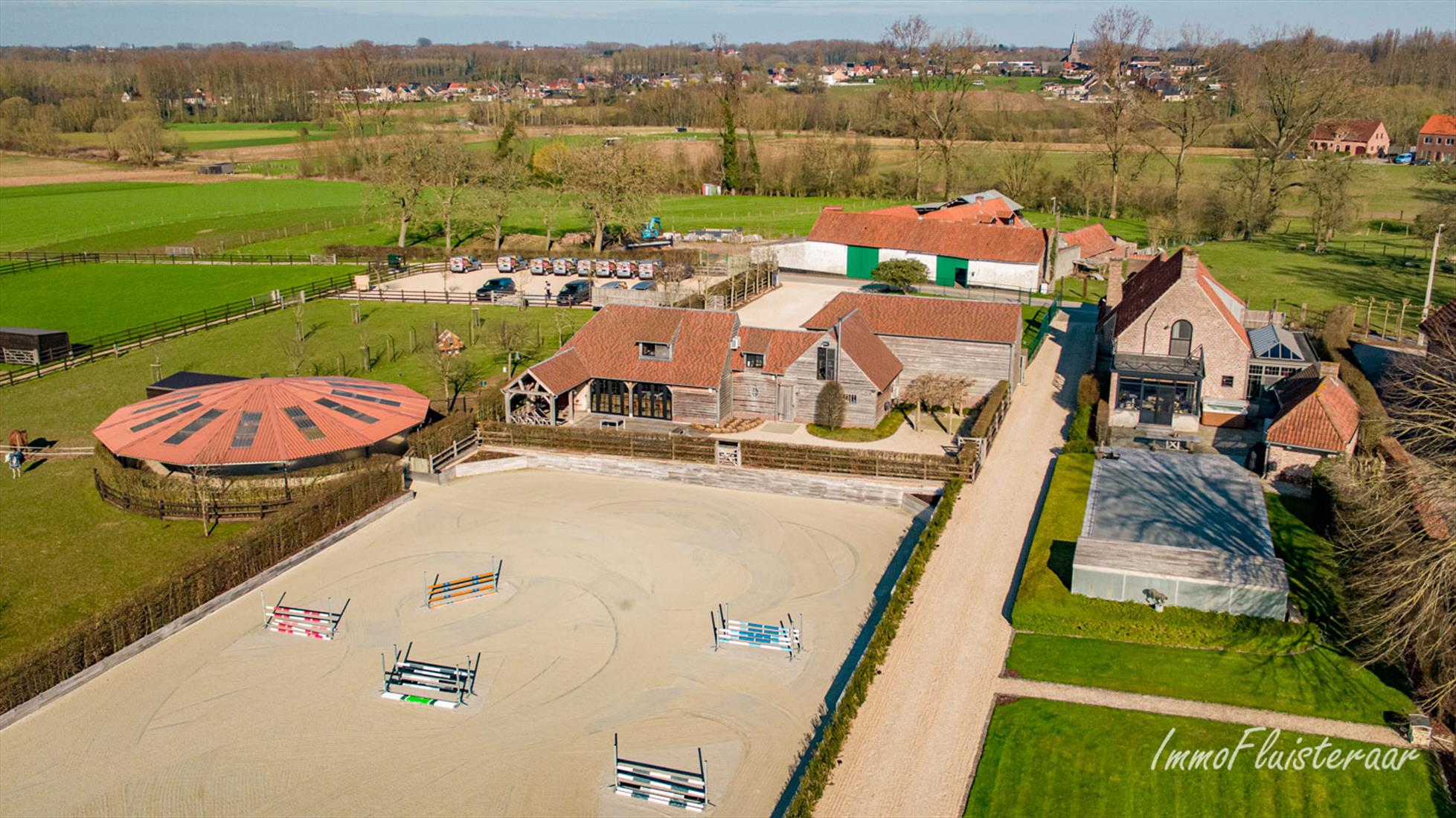 Immofluisteraar verkoopt prachtige landelijke villa met bijgebouw en professionele paardenaccommodatie