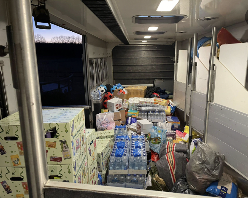 Un camion chevaux rempli de nourriture part à destination des camps de réfugiés en Ukraine