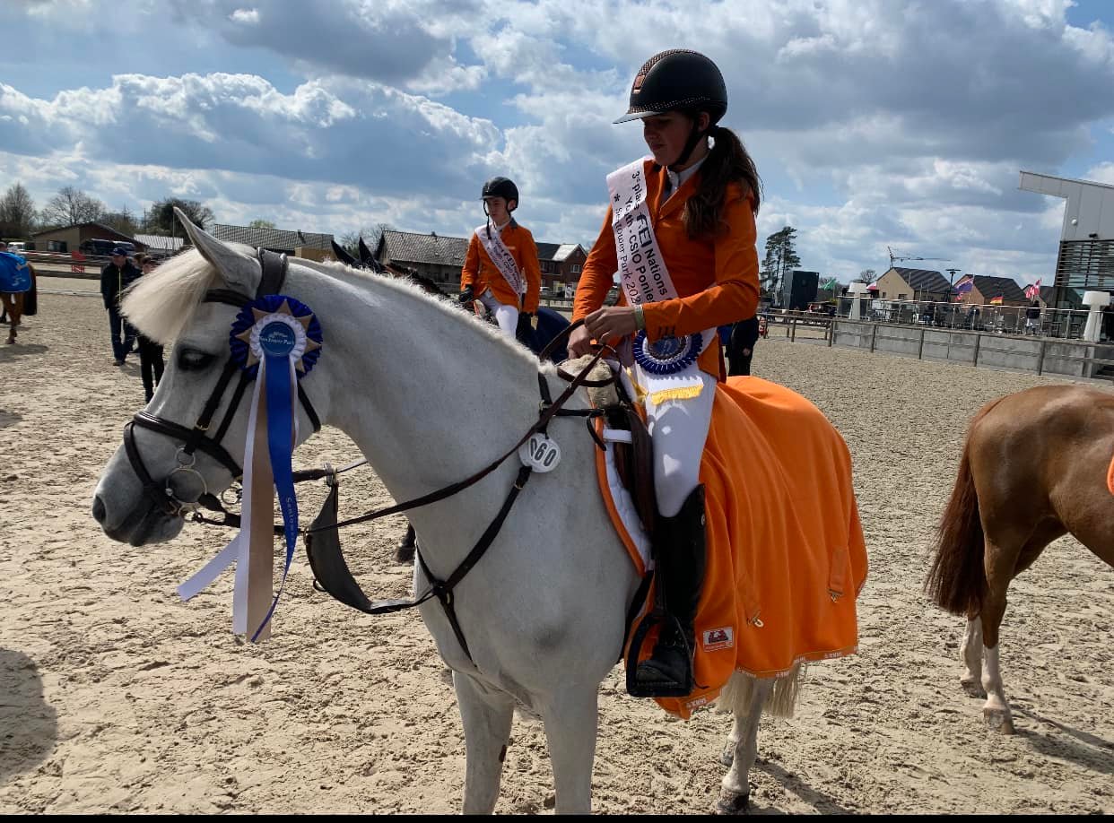 Renske van Middendorp wint eerste onderdeel pony's