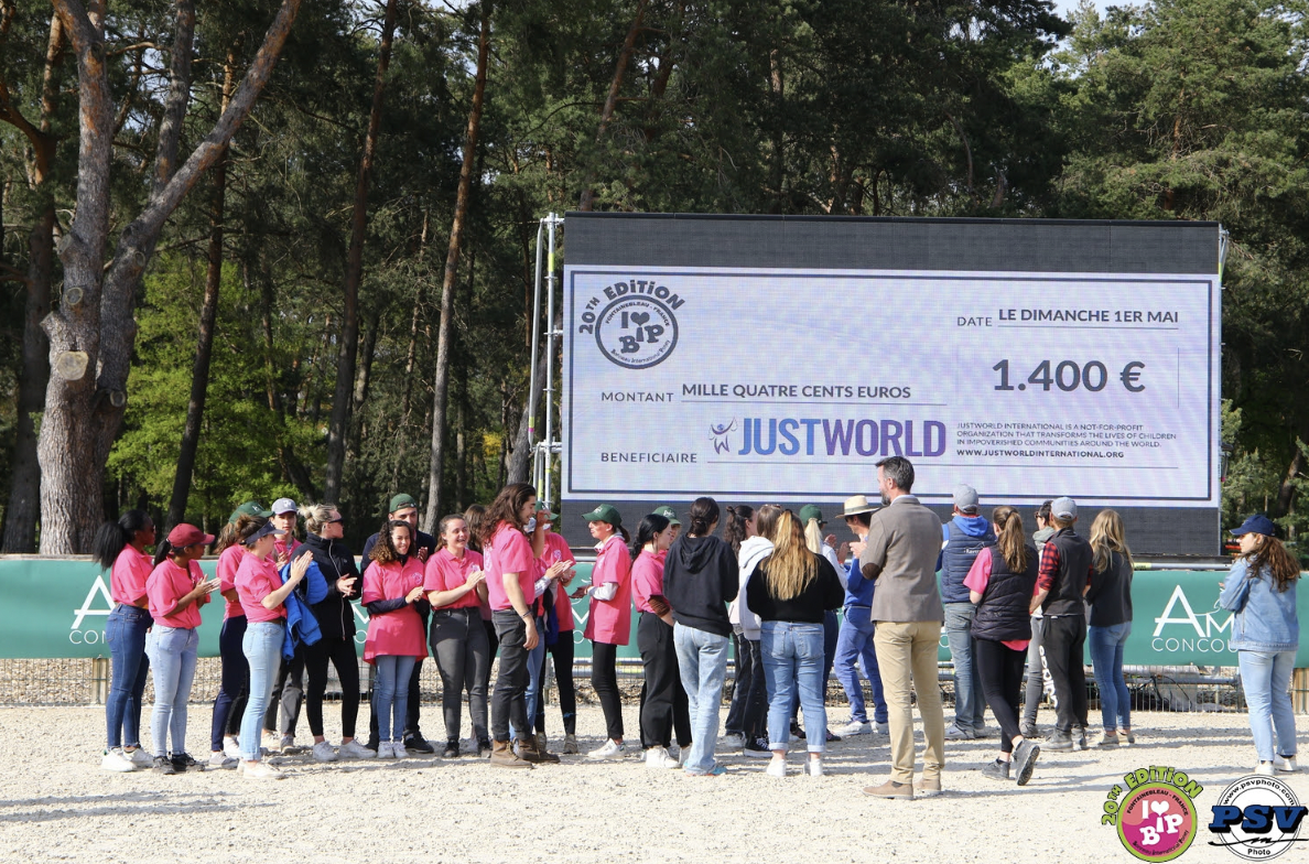 Franse jeugdruiters en Bonneau International Pony zamelden 1.400 euro in voor JustWorld