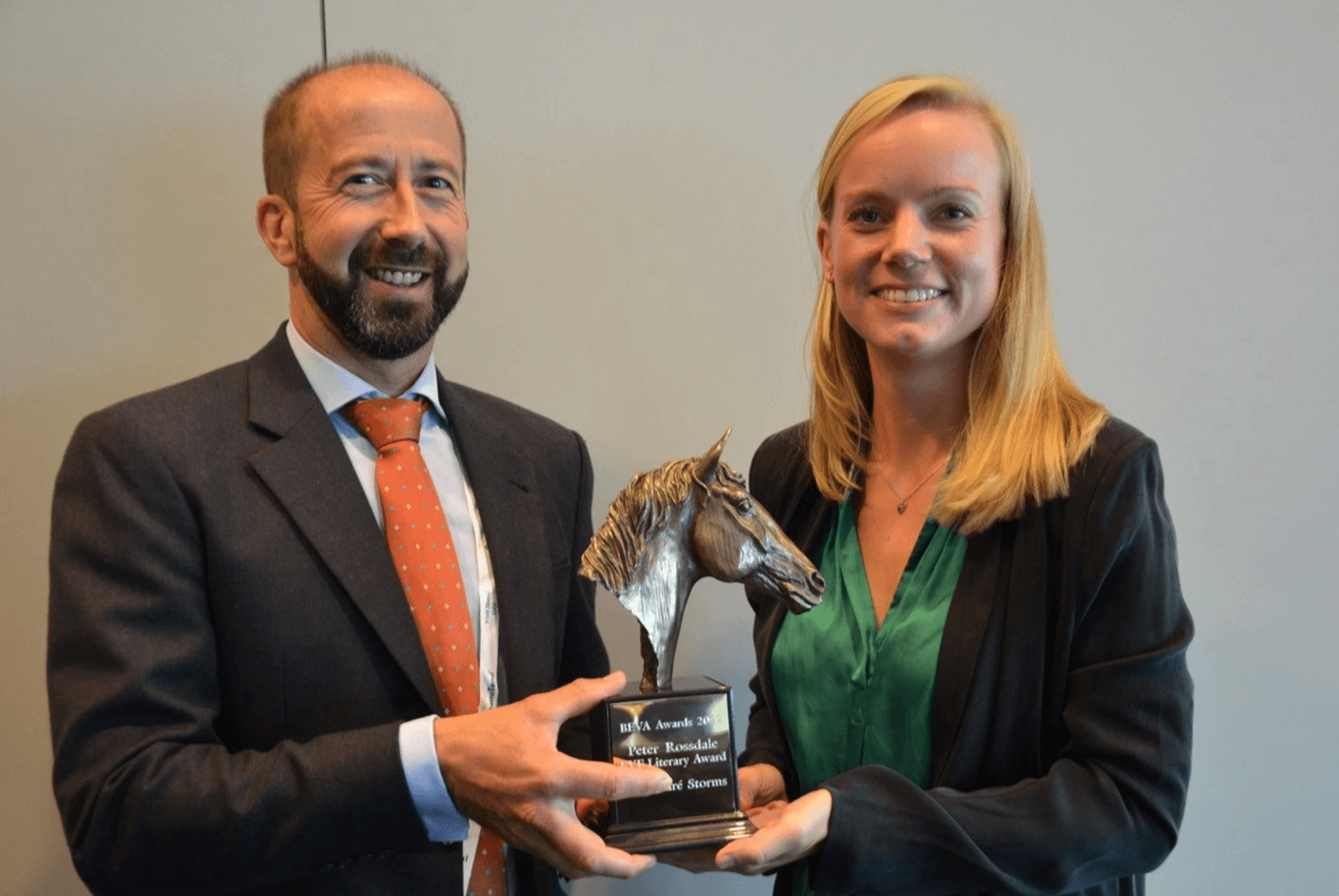Nazaré Storms, Belgische paardenchirurge, wint topprijs van British Equine Veterinary Association
