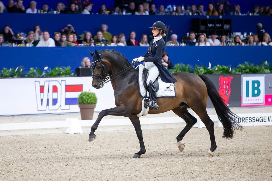 Dinja van Liere fulfills favorite role with new PR in World Cup Freestyle Jumping Amsterdam