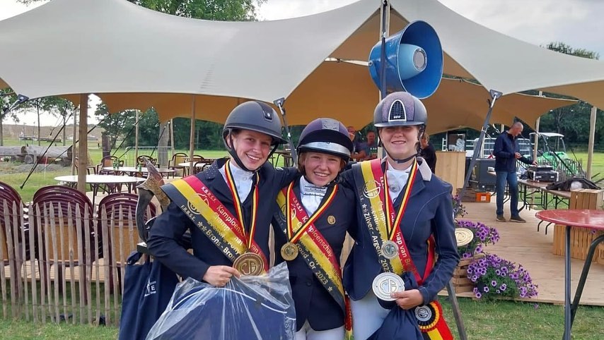 Eline De Ridder  voor derde keer Belgisch pony eventing kampioen