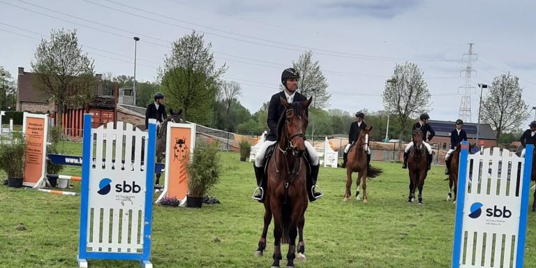 Stijn Coenen en Sarina van de Vlasput winnen SBB Jonge Paarden in Broechem: "Hier winnen blijft speciaal"