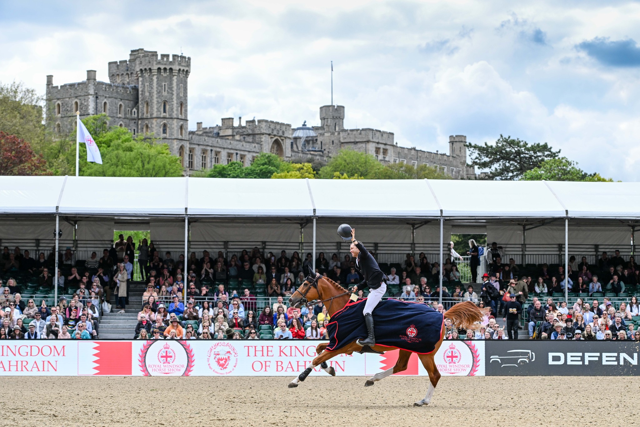 Farrington and Landon shine bright in 1.55m The King's Cup Windsor!