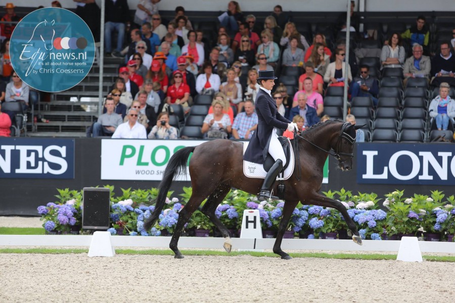 Dorothee Schneider takes the lead at the Blue Hors Dressage Festival
