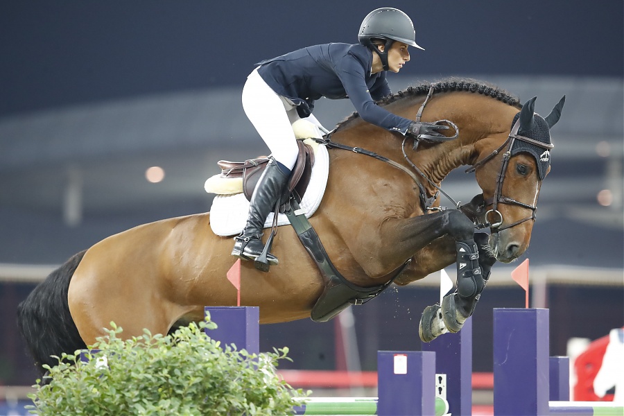 Edwina Tops Alexander to compete Bacardi VDL