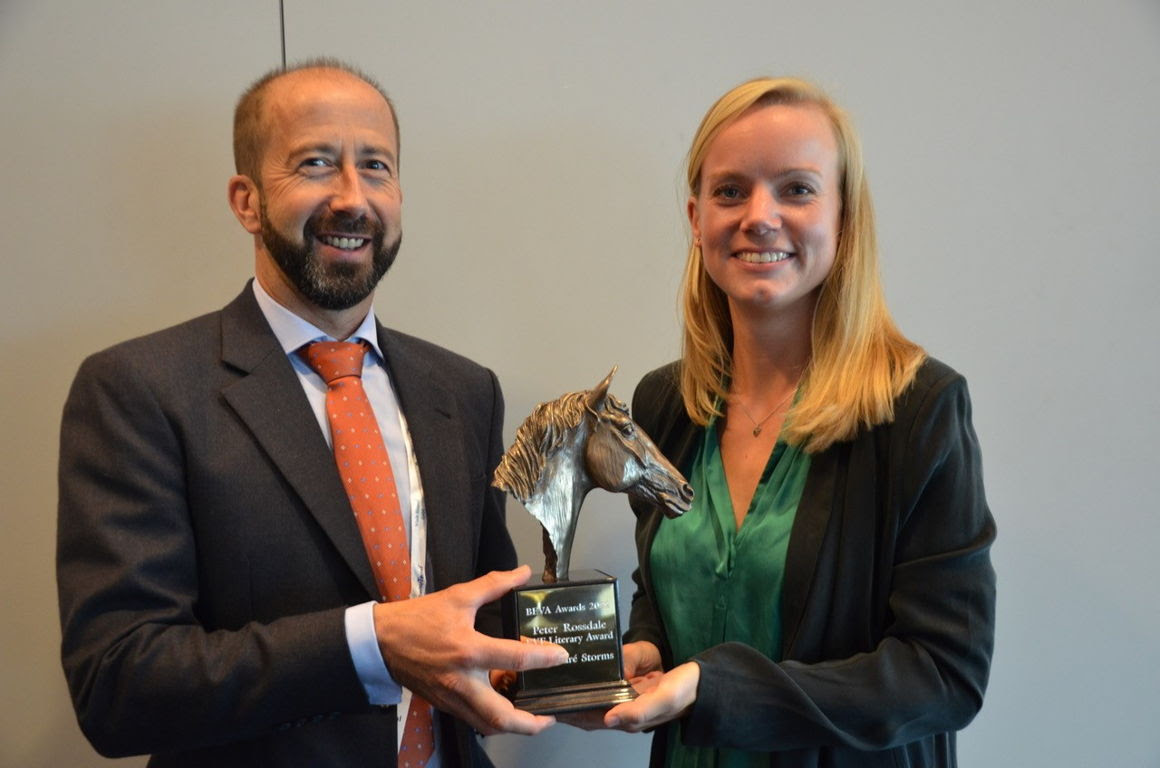 Nazaré Storms, chirurgienne équine belge, remporte un prestigieux prix de la British Equine Veterinary Association