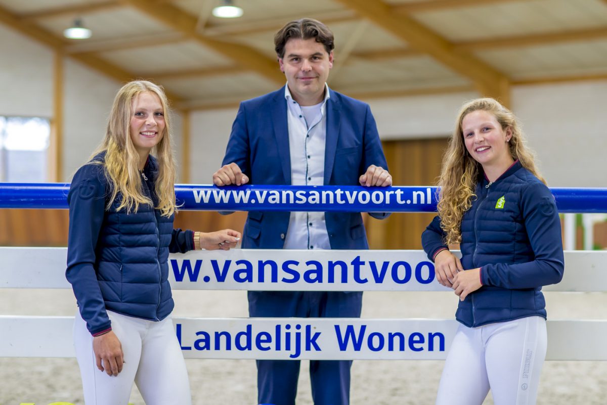 Van Santvoort Makelaars sponsor van Sanne en Mel Thijssen