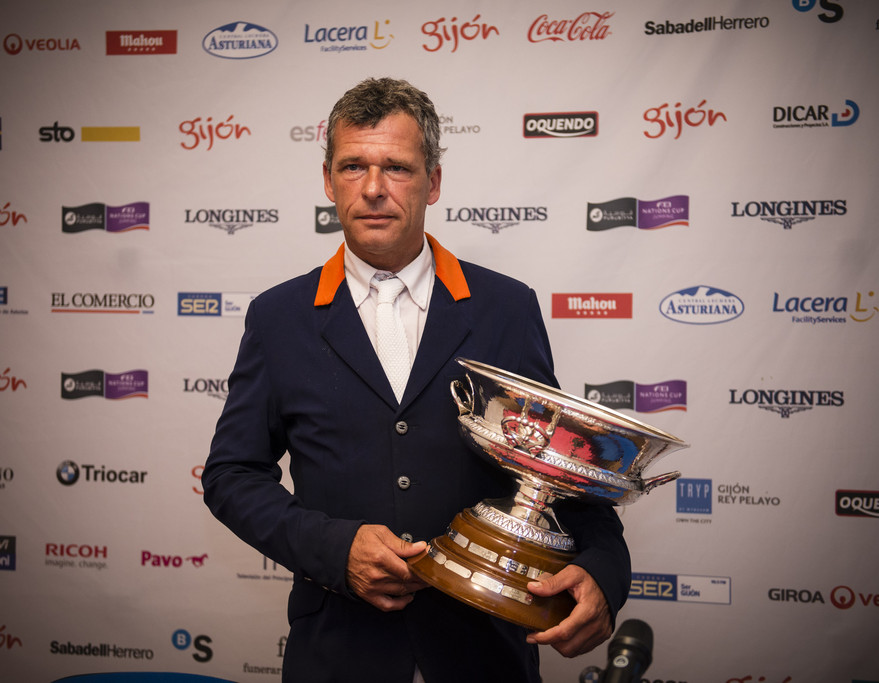 Henk Van de Pol springt zich in de prijzen in Dubai