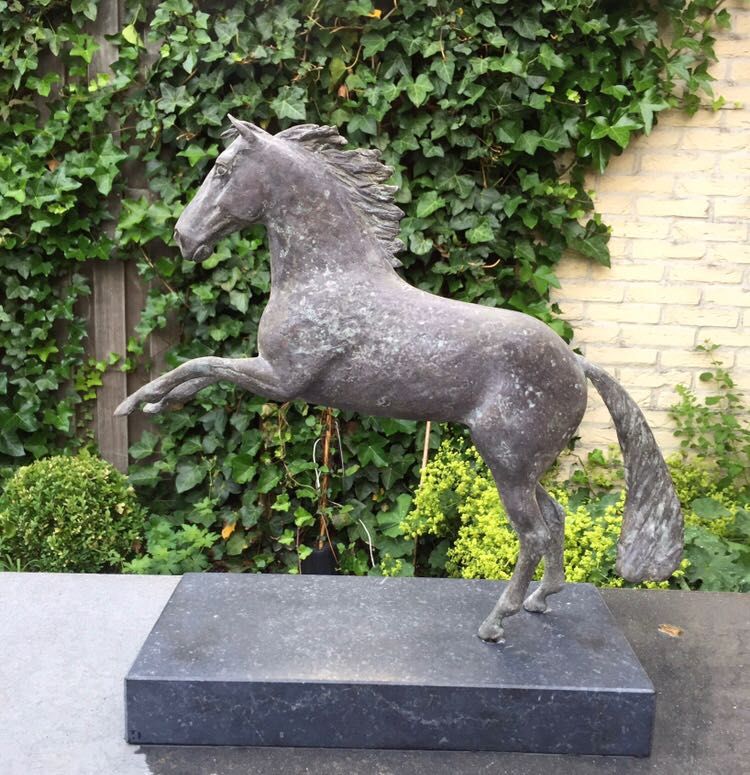 Opbrengst bronzen paardenbeeld  naar KWF