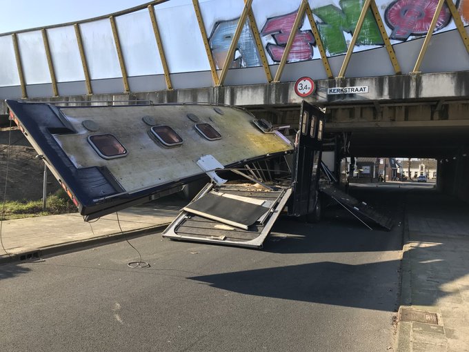 Chauffeur van vrachtwagen komt met de schrik vrij nadat paardenvrachtwagen blijft steken onder viaduct