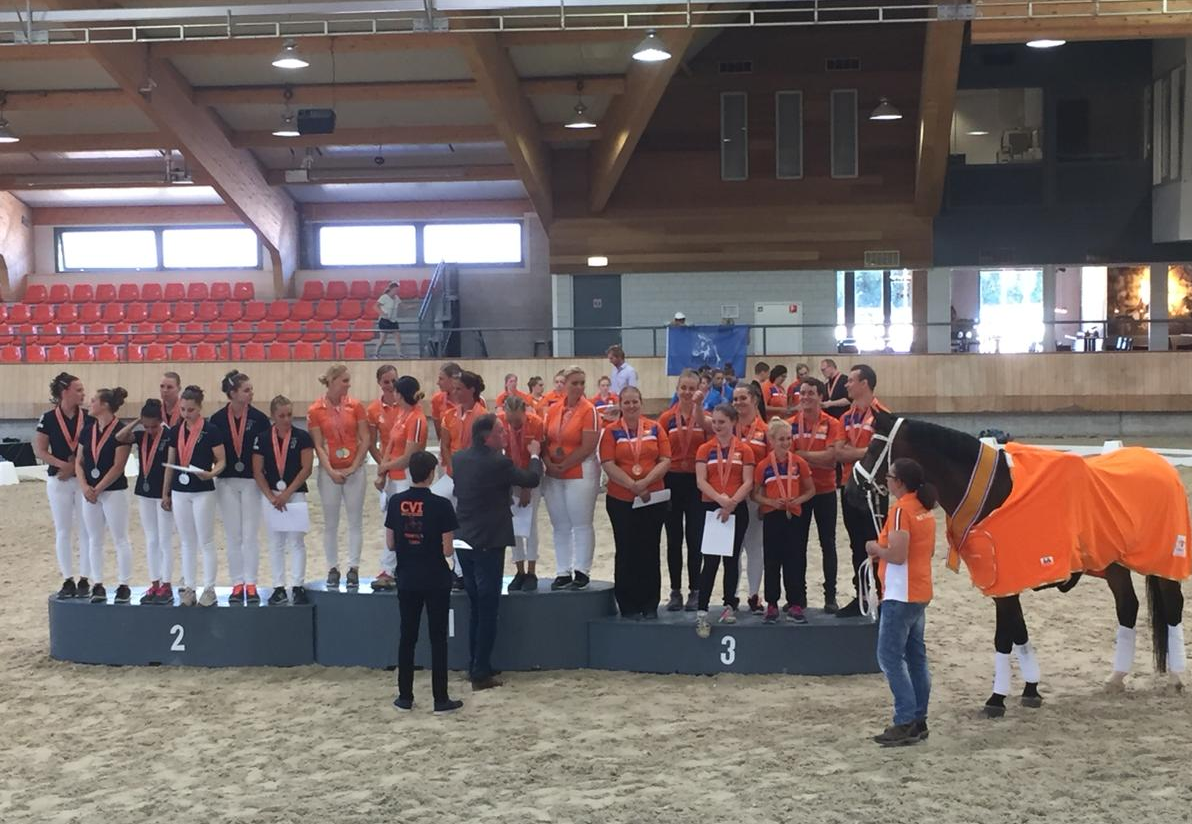 Carola Sneekes eerste Nederlands kampioen Voltige