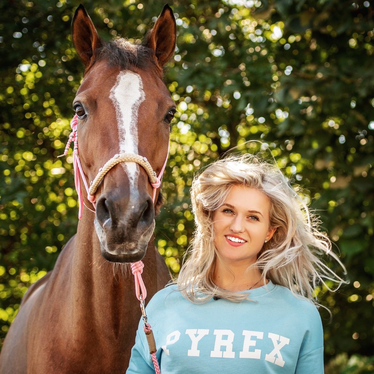 Britt Dekker schrijft aan nieuwe serie over paarden