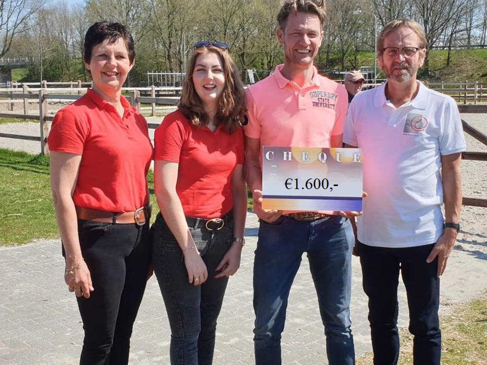 Internationaal Grand Prix-ruiter Nars Gottmer haalt €1.600,- op voor het goede doel.