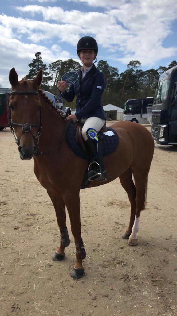 Anne Feenstra presteert goed in Pony Grand Prix van Fontainebleau